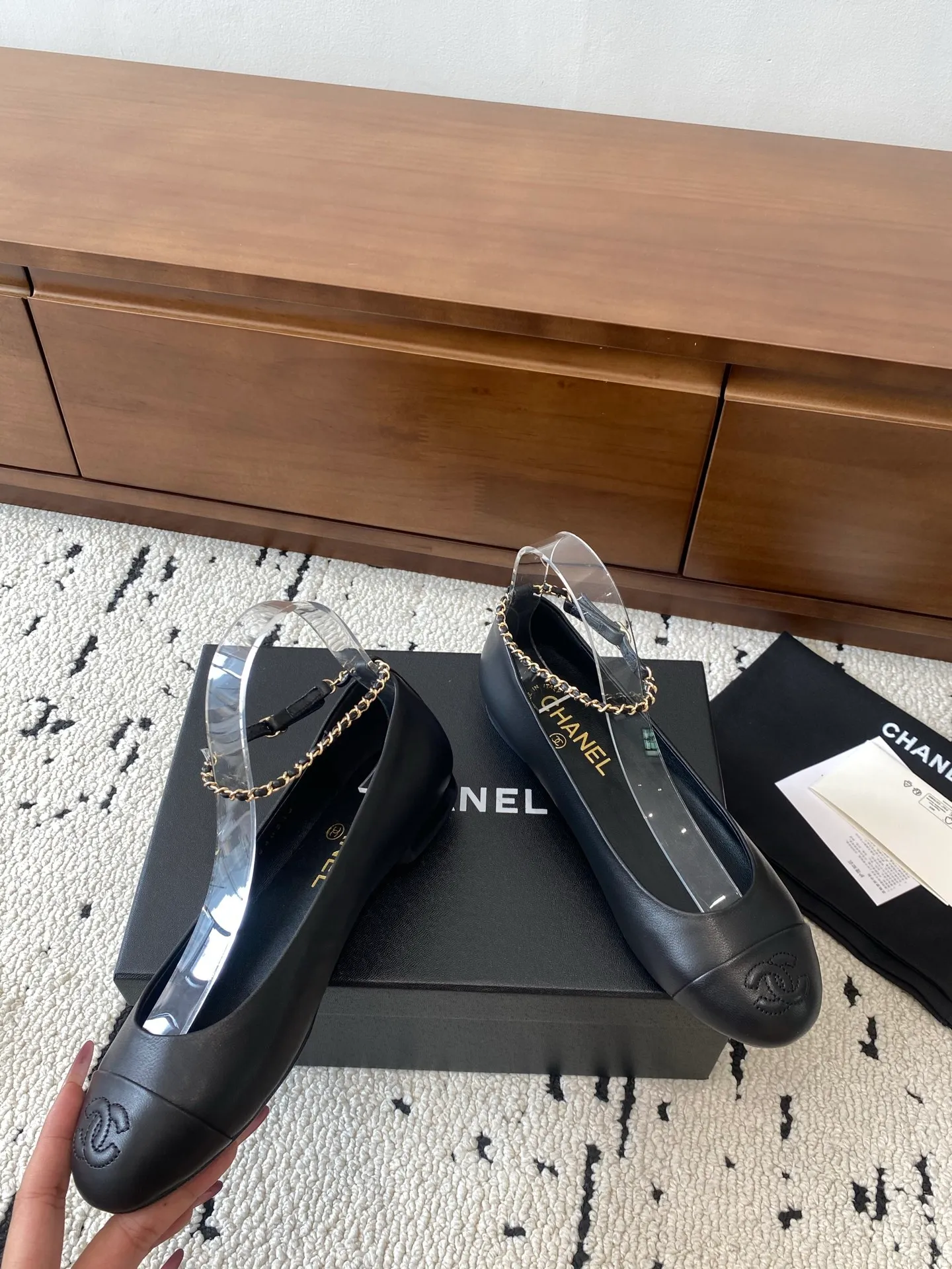 👟👟Ex-factory price 580👟👟 🍀CHANEL2025 new autumn and winter model, Mary Jane leather Chanel Xiaoxiang C home flat classic metal chain shoes Comfortable Mary Jane shoes Catwalk advanced ready-to-wear customization, simple yet sweet and playful Solid color fabric is refreshing and easy to wear Buckle design shoes are more heeling Upper: Customized sheepskin Inner foot pad: sheepskin Sole: Italian leather sole Size: 35-40 (40 customization is non-refundable) 👉 👉 Buy now👉 Buy now👉